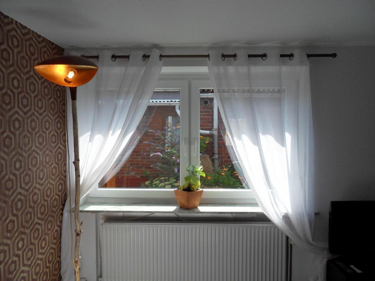 Privartzimmer 'Ausfahrt Freihalten' Husum  Exteriör bild