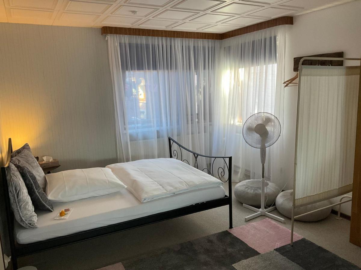 Privartzimmer 'Ausfahrt Freihalten' Husum  Exteriör bild