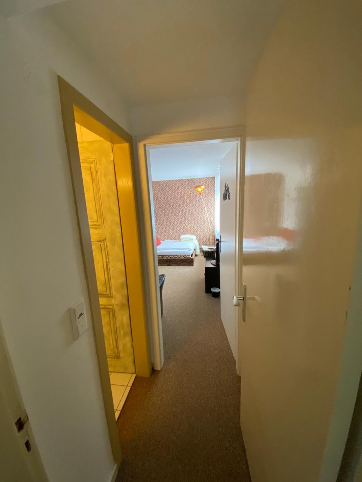 Privartzimmer 'Ausfahrt Freihalten' Husum  Exteriör bild