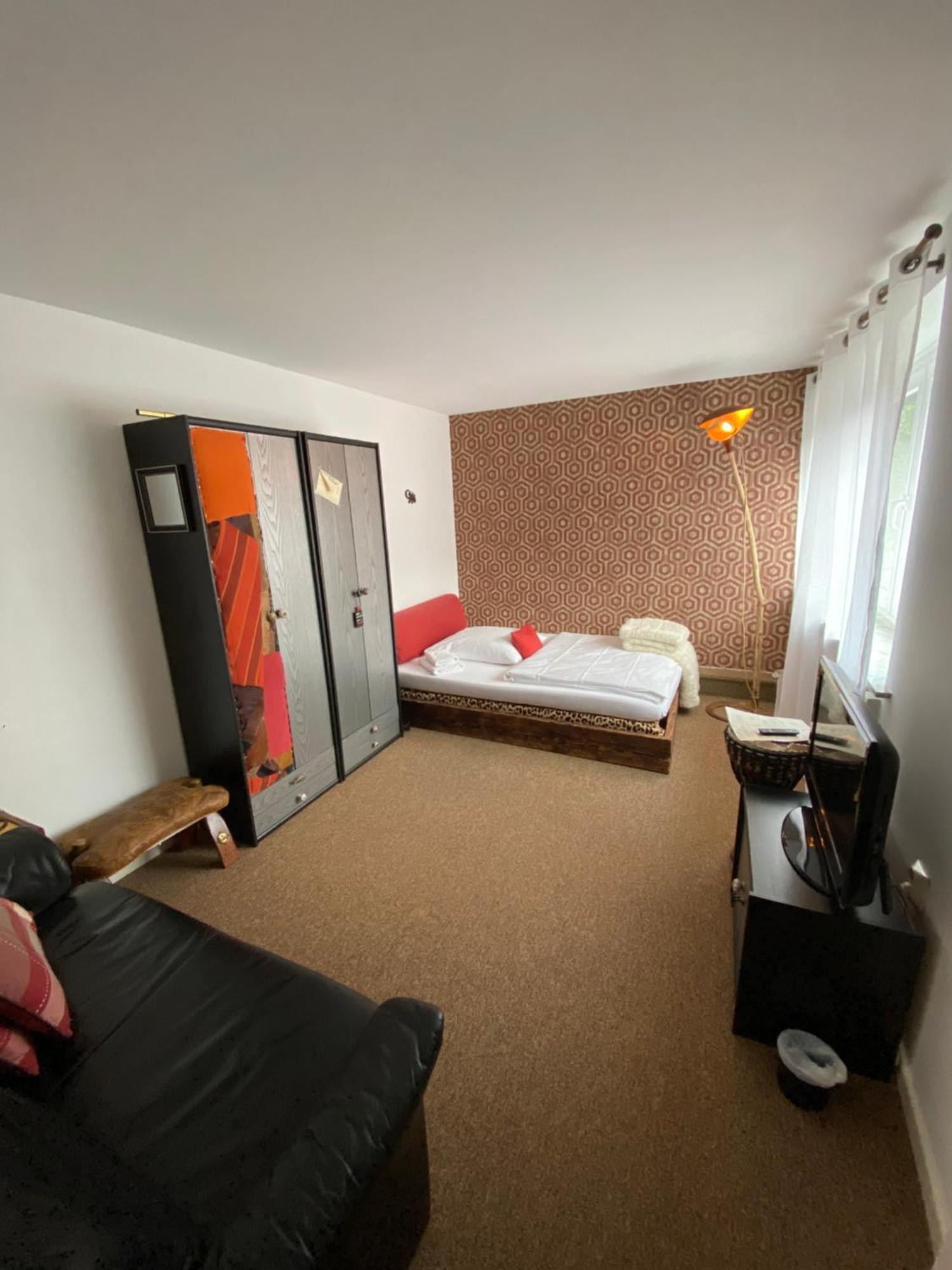 Privartzimmer 'Ausfahrt Freihalten' Husum  Exteriör bild