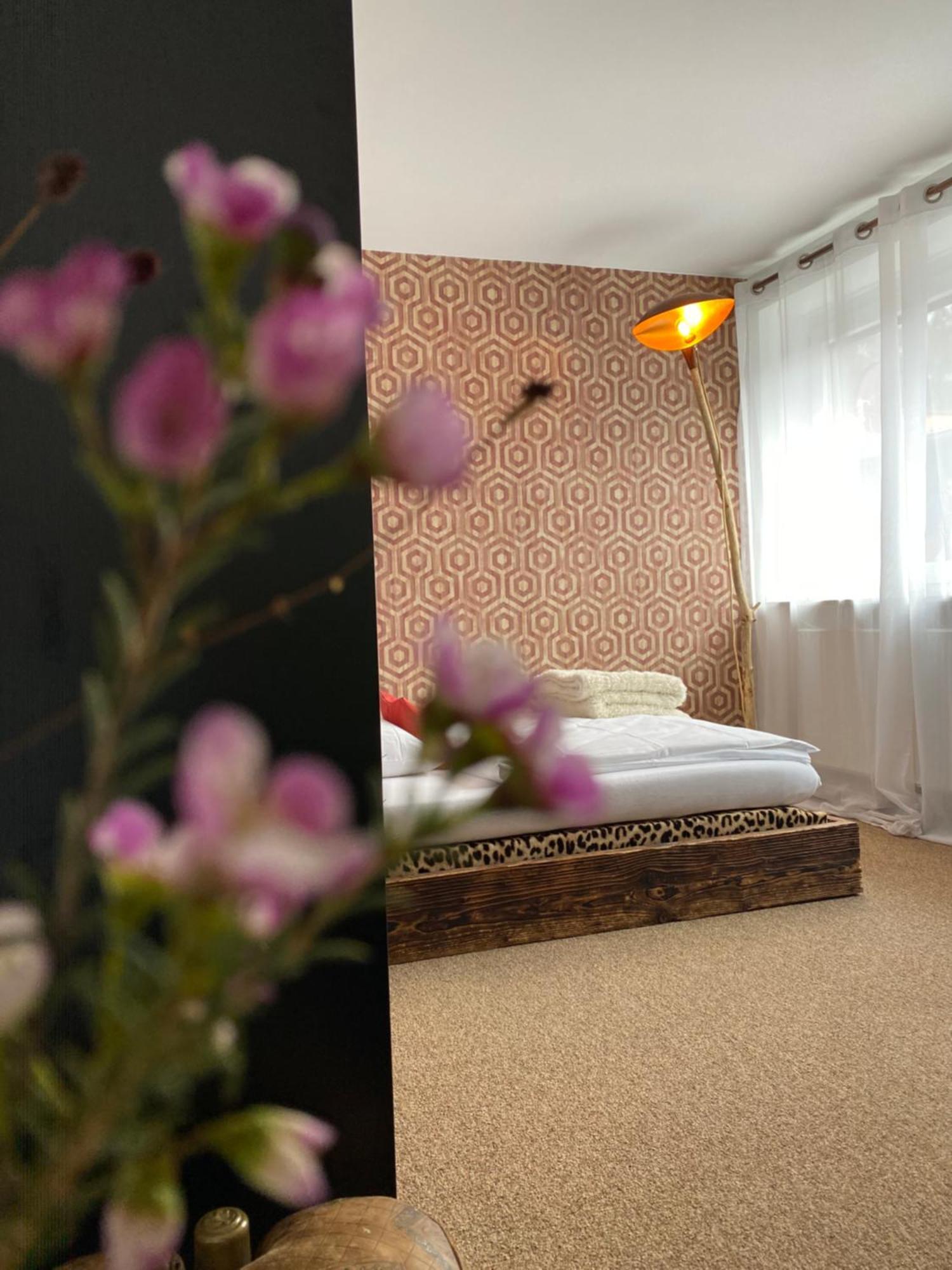 Privartzimmer 'Ausfahrt Freihalten' Husum  Exteriör bild