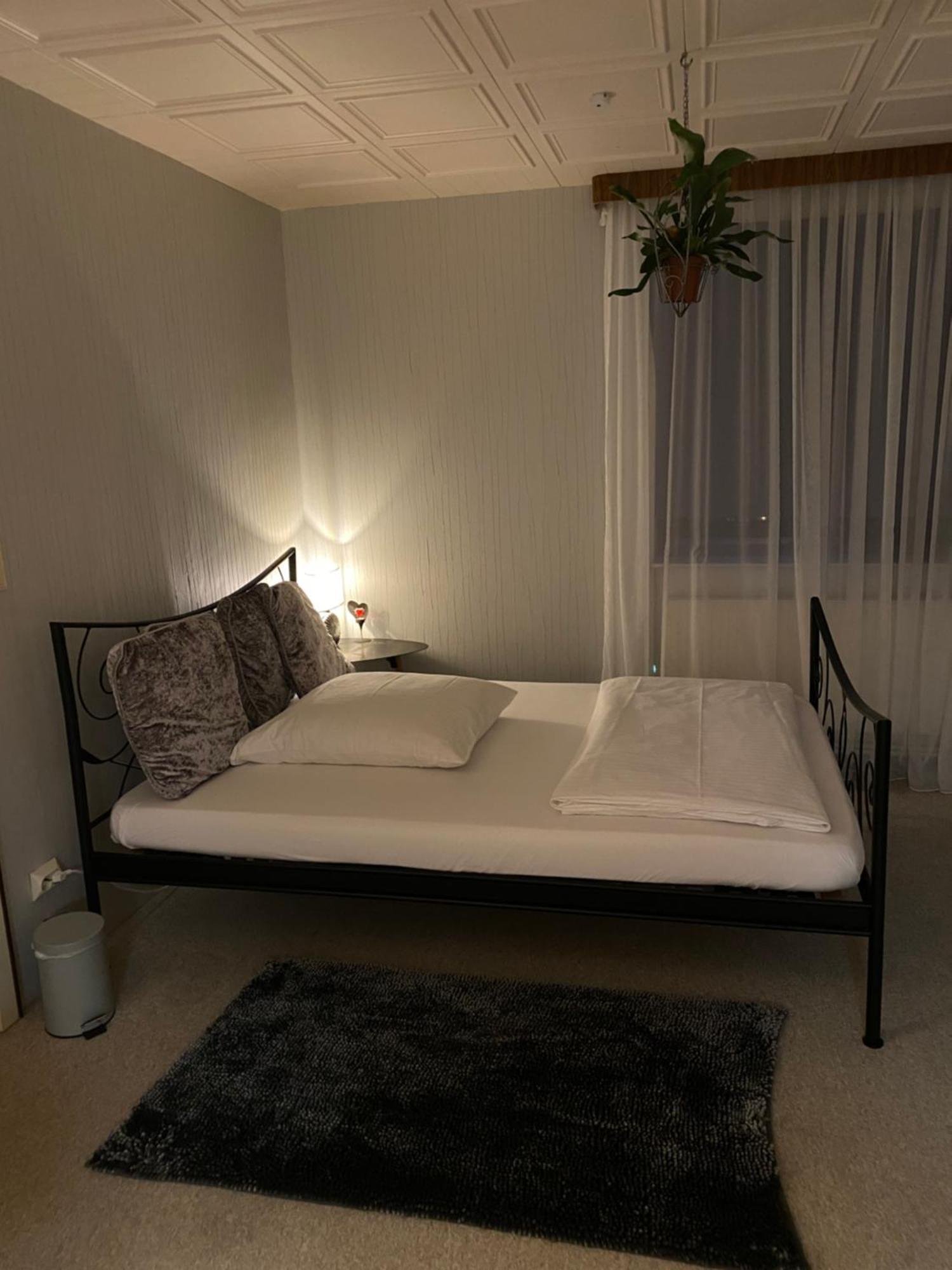 Privartzimmer 'Ausfahrt Freihalten' Husum  Exteriör bild