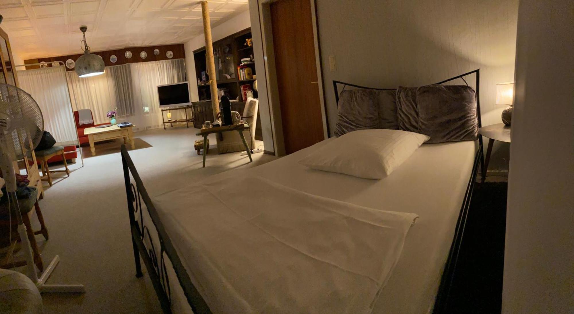 Privartzimmer 'Ausfahrt Freihalten' Husum  Exteriör bild