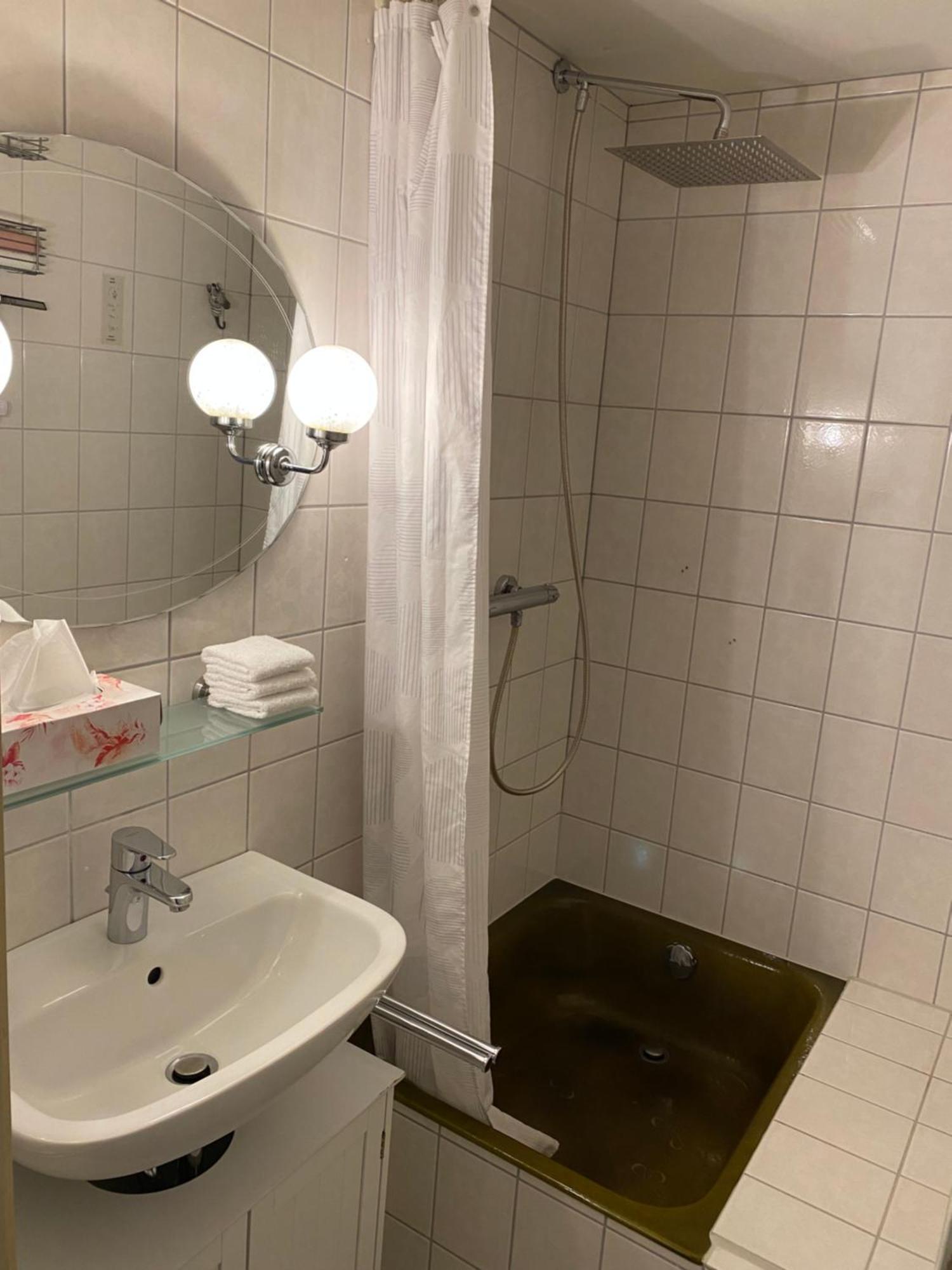 Privartzimmer 'Ausfahrt Freihalten' Husum  Exteriör bild
