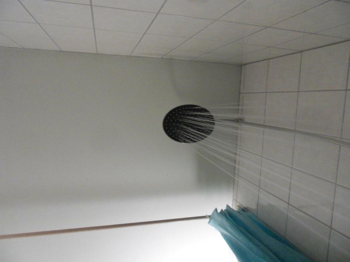 Privartzimmer 'Ausfahrt Freihalten' Husum  Exteriör bild